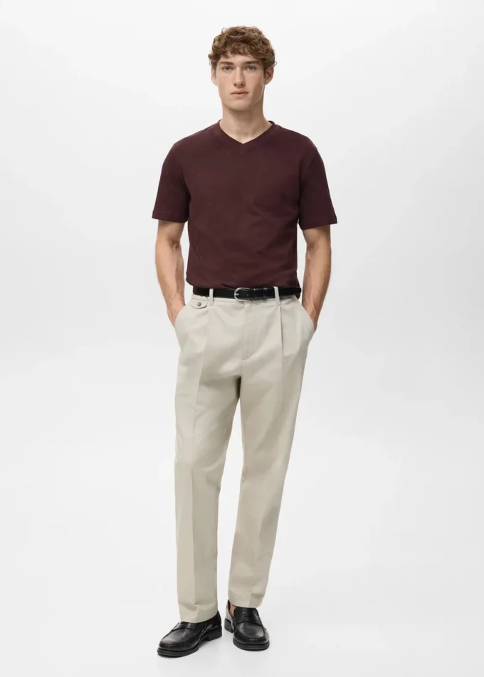 T-shirt slim fit con scollo a V in cotone 100% T-shirt slim fit con scollo a V in cotone 100%