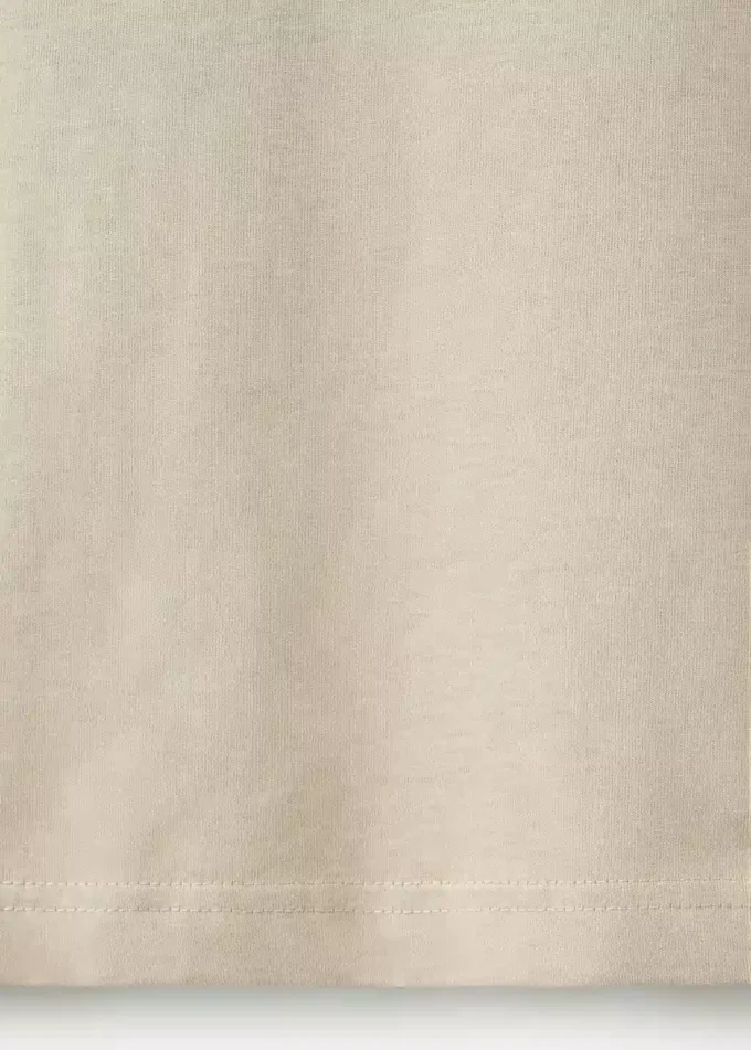 T-shirt slim fit con scollo a V in cotone 100% T-shirt slim fit con scollo a V in cotone 100%