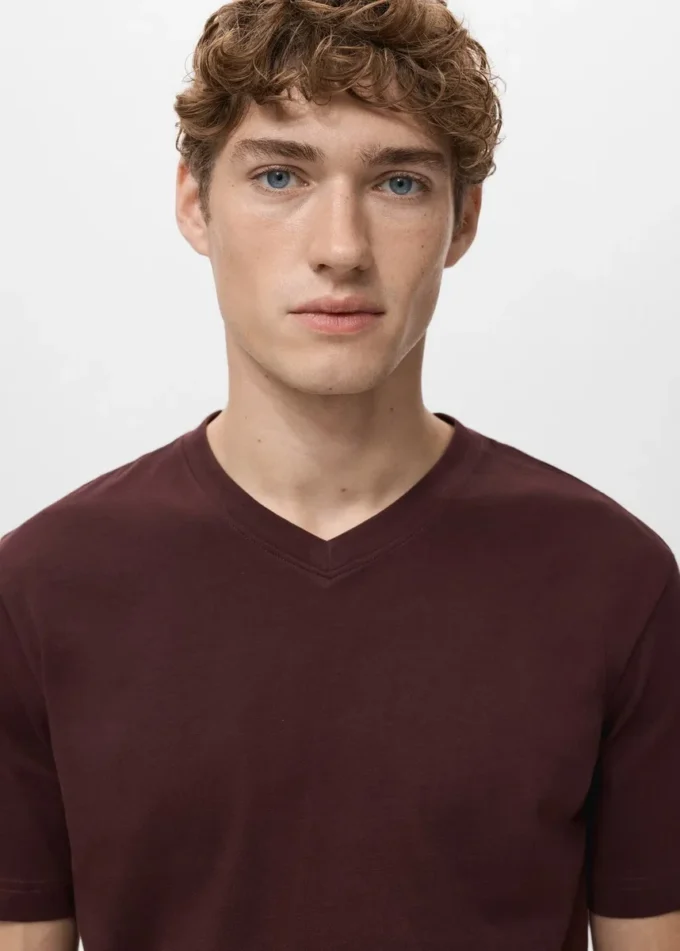 T-shirt slim fit con scollo a V in cotone 100% T-shirt slim fit con scollo a V in cotone 100%