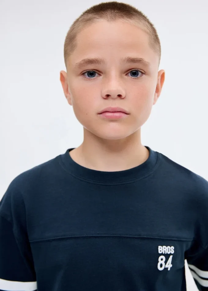 T-shirt stampata ricamata T-shirt stampata ricamata