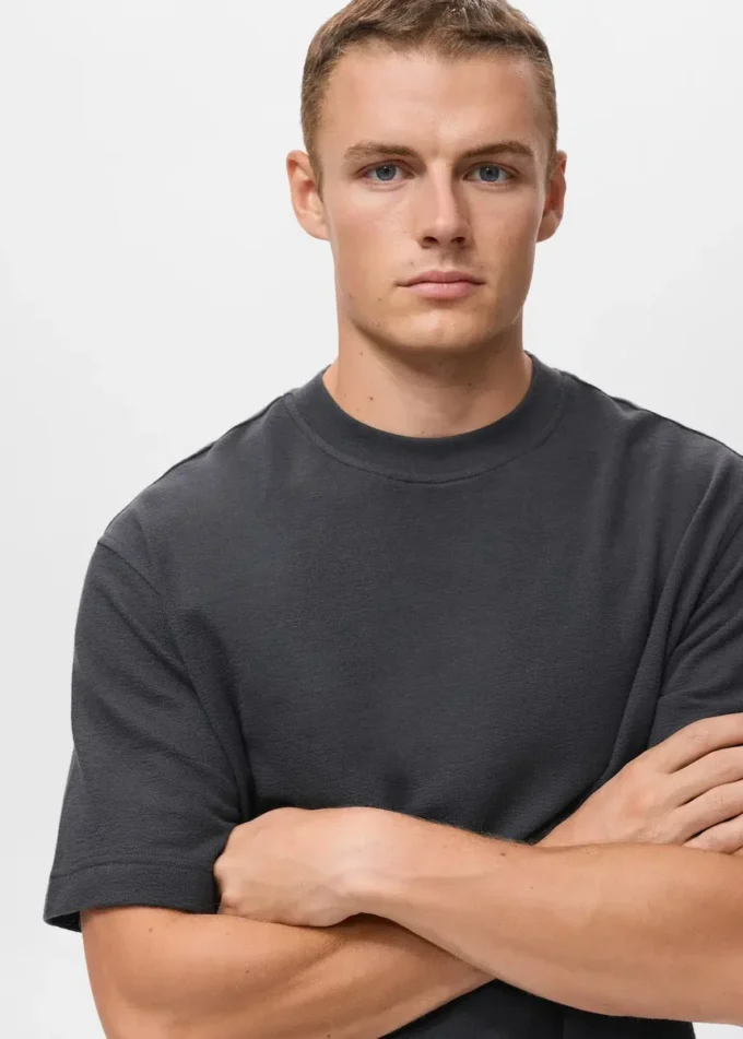 T-shirt strutturata dal taglio morbido in 100% cotone T-shirt strutturata dal taglio morbido in 100% cotone