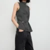 Top a collo alto con cintura Top a collo alto con cintura