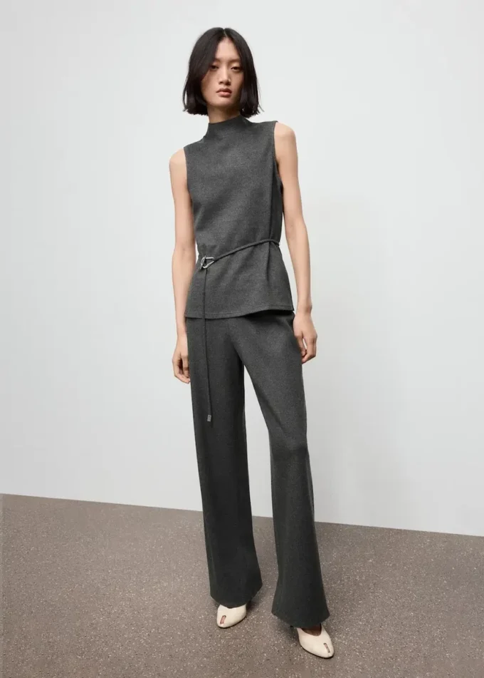 Top a collo alto con cintura Top a collo alto con cintura