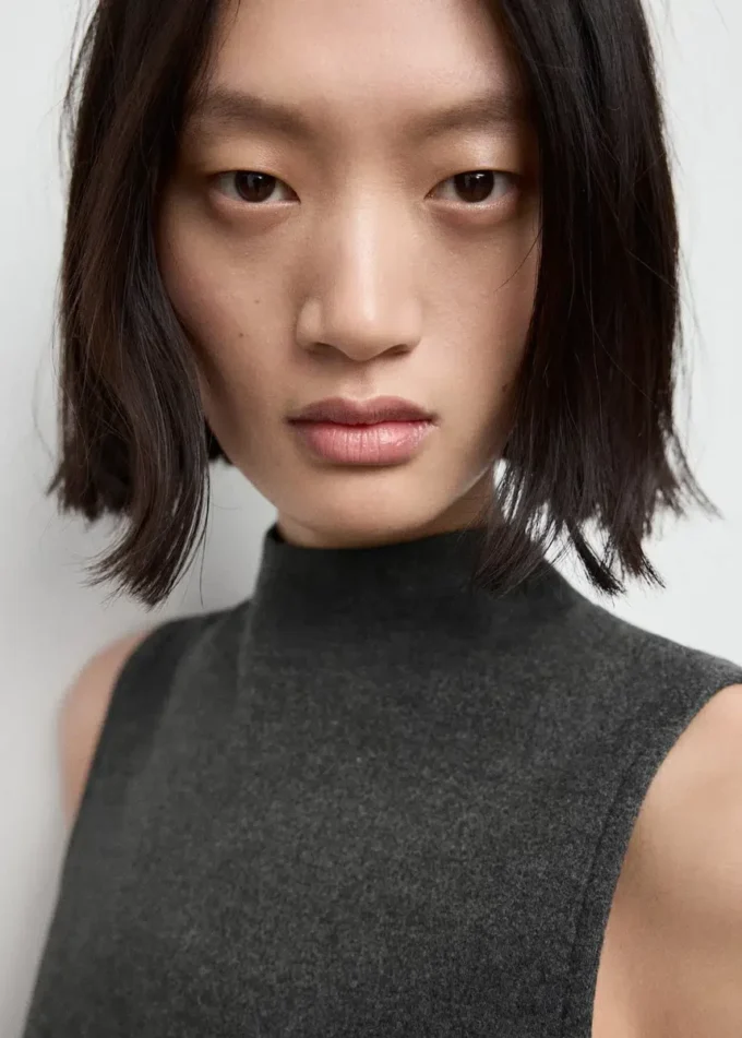 Top a collo alto con cintura Top a collo alto con cintura