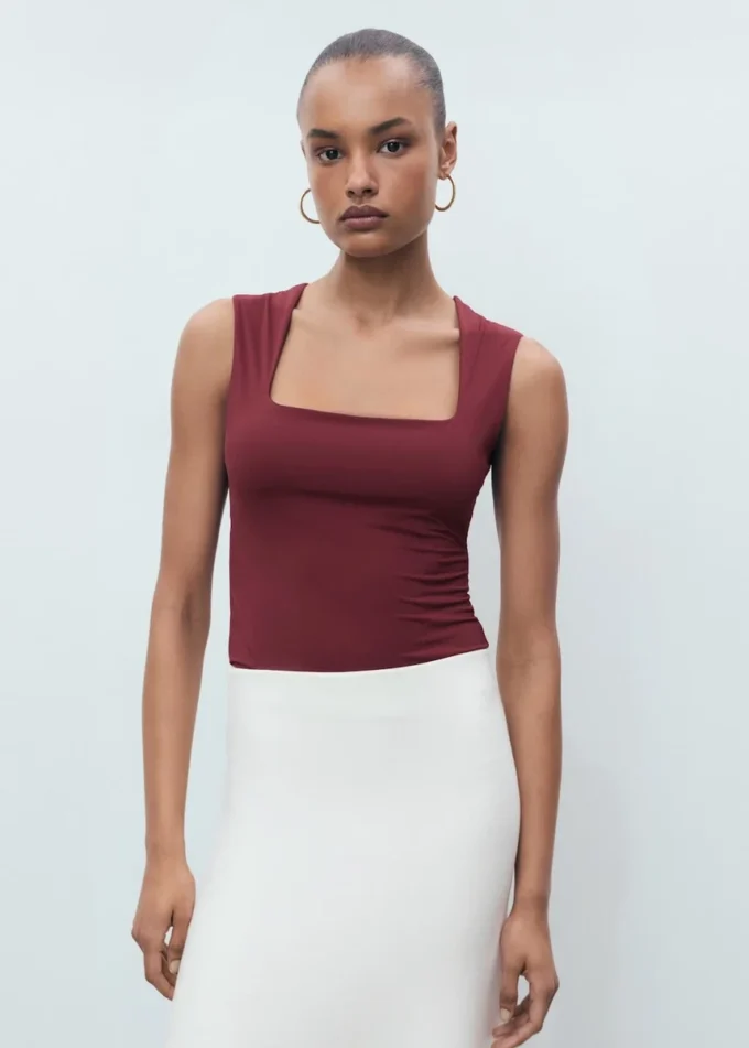 Top aderente con spalline larghe Top aderente con spalline larghe