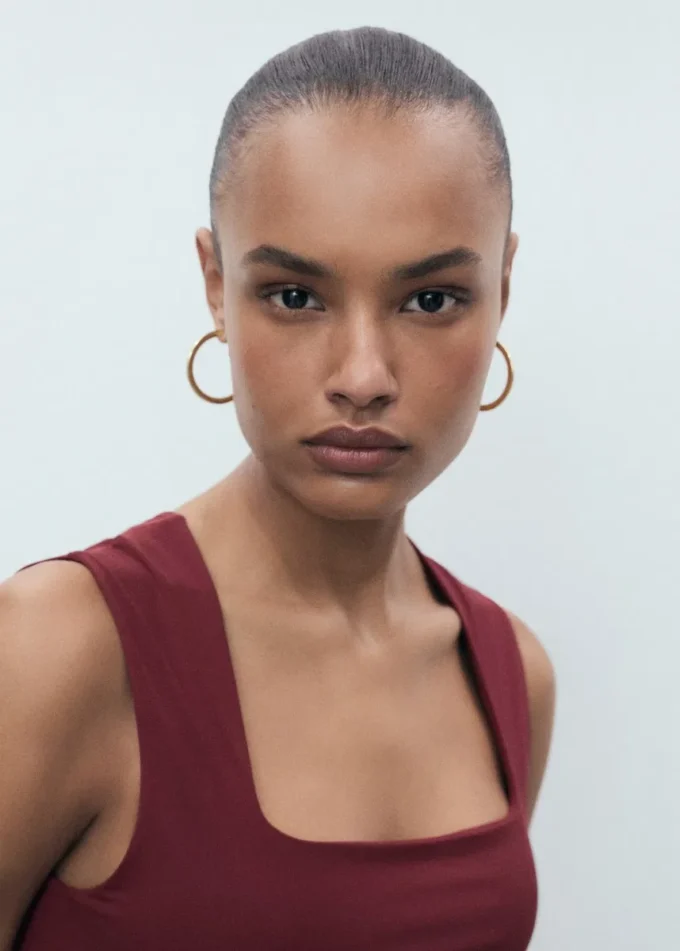 Top aderente con spalline larghe Top aderente con spalline larghe