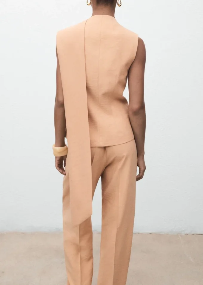 Top asimmetrico con foulard