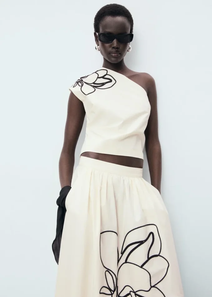 Top asimmetrico con ricamo floreale