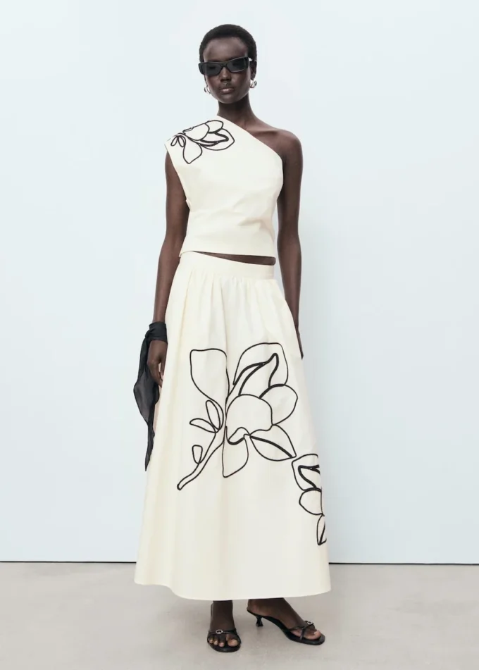 Top asimmetrico con ricamo floreale