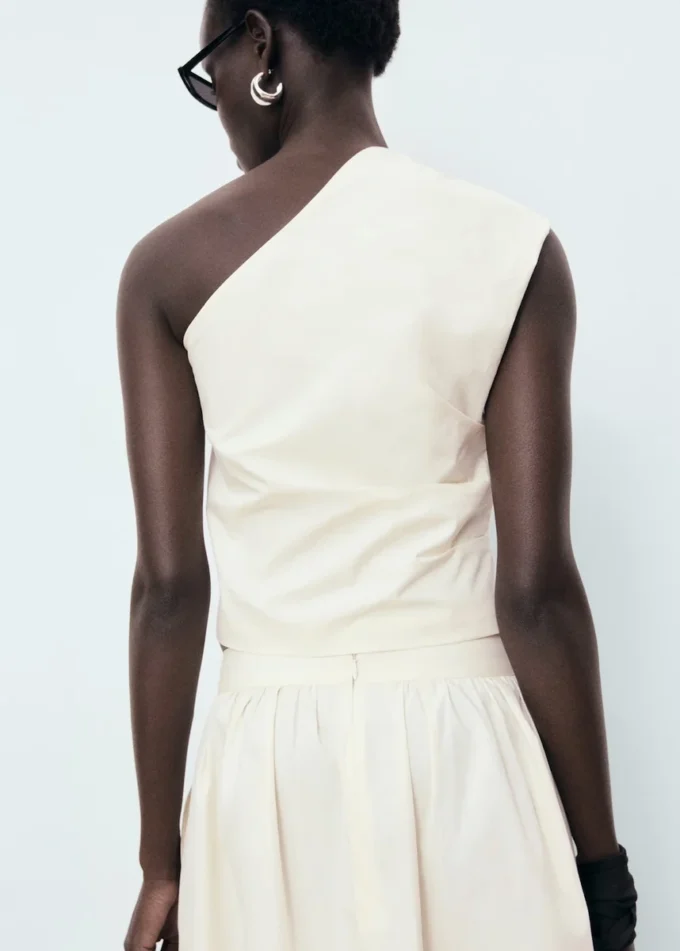 Top asimmetrico con ricamo floreale