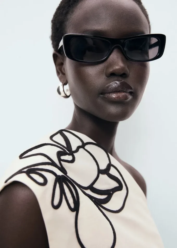 Top asimmetrico con ricamo floreale