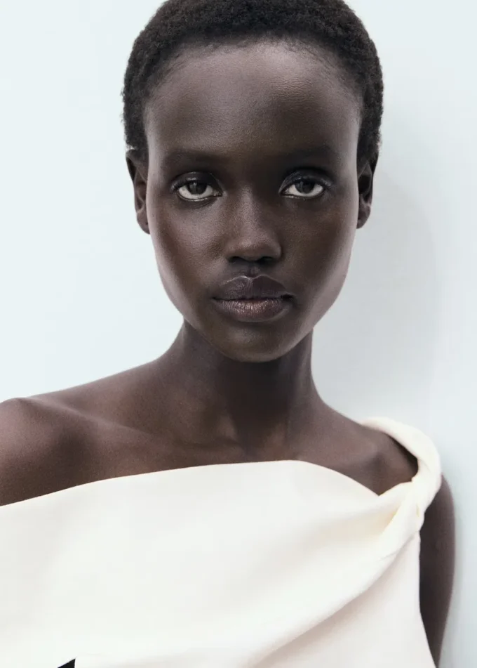 Top asimmetrico senza spalline Top asimmetrico senza spalline