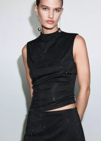 Top con collo a barchetta e strass