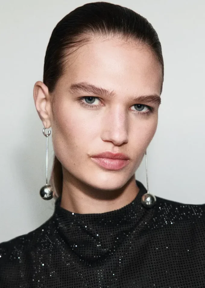 Top con collo a barchetta e strass