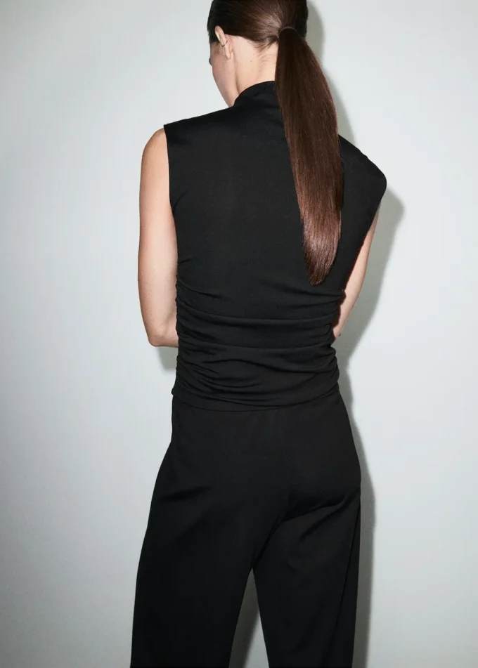 Top con collo a imbuto arricciato Top con collo a imbuto arricciato