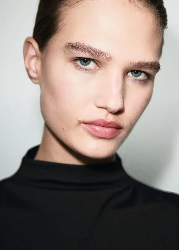 Top con collo a imbuto arricciato Top con collo a imbuto arricciato