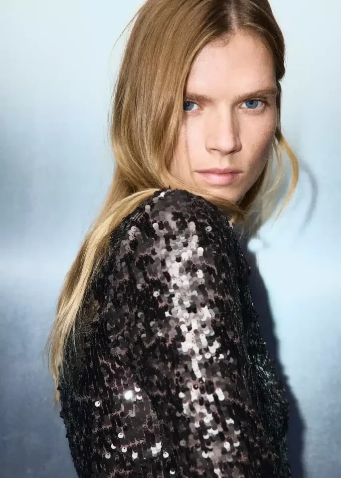 Top con maniche a campana e paillettes Top con maniche a campana e paillettes