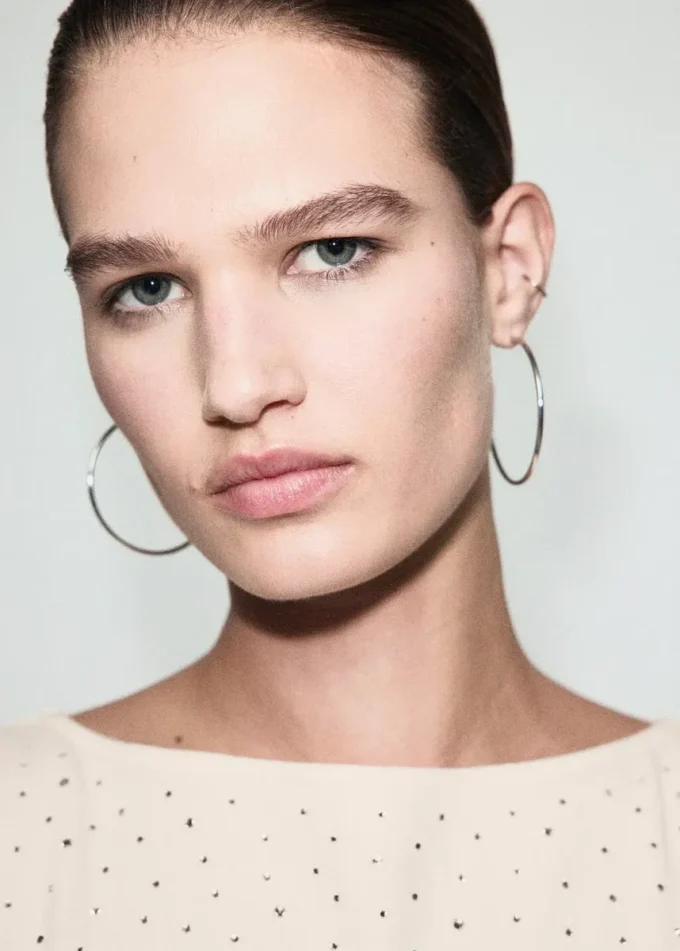 Top con scollo a barchetta e strass Top con scollo a barchetta e strass