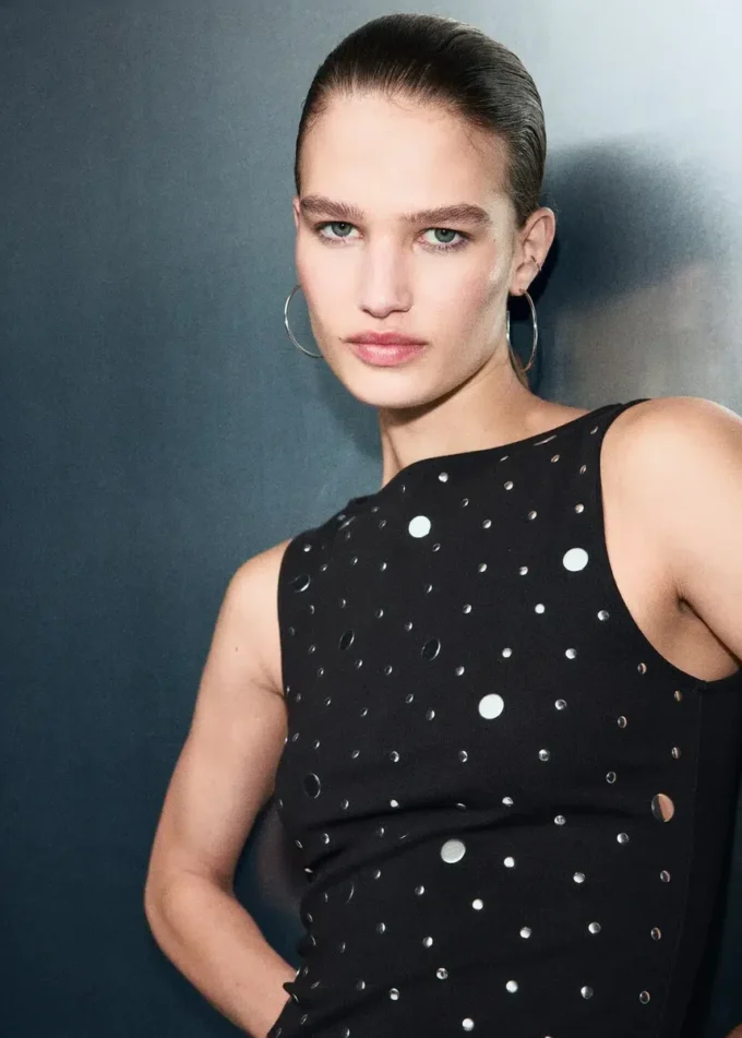 Top con scollo a barchetta e strass Top con scollo a barchetta e strass