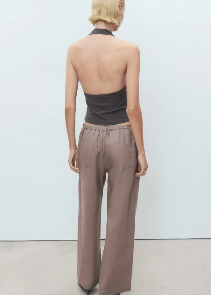 Top con scollo all’americana e applicazioni metalliche Top con scollo all’americana e applicazioni metalliche