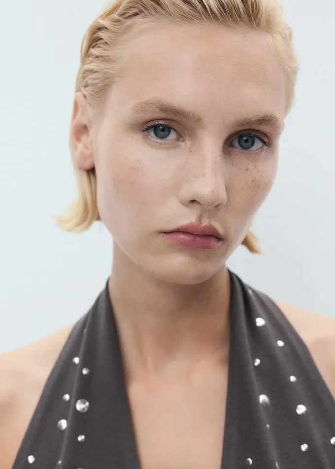 Top con scollo all’americana e applicazioni metalliche Top con scollo all’americana e applicazioni metalliche