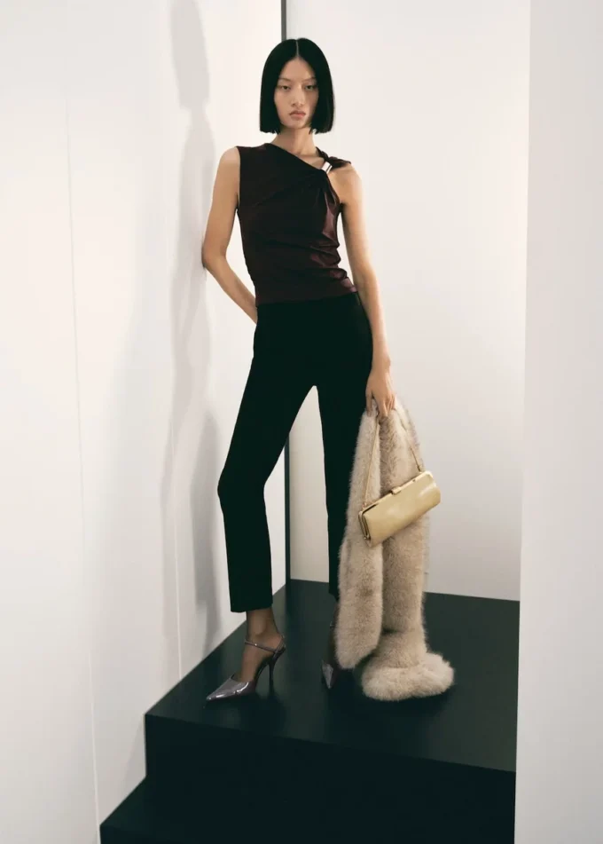 Top con scollo asimmetrico e dettagli metallici Top con scollo asimmetrico e dettagli metallici