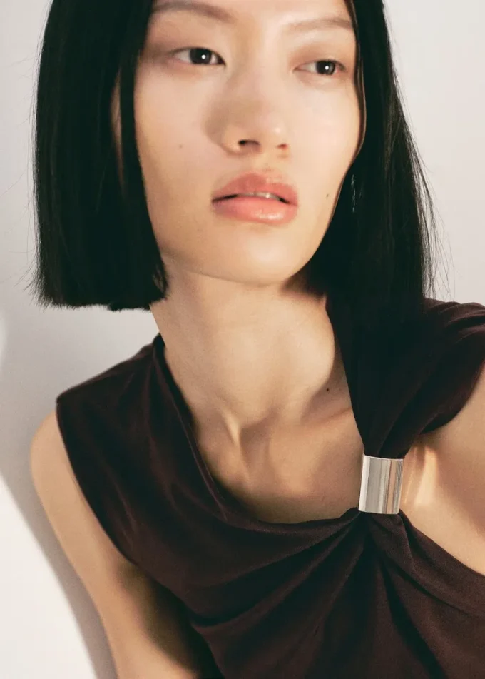 Top con scollo asimmetrico e dettagli metallici Top con scollo asimmetrico e dettagli metallici