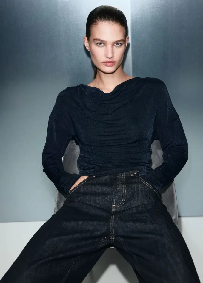 Top con scollo drappeggiato Top con scollo drappeggiato