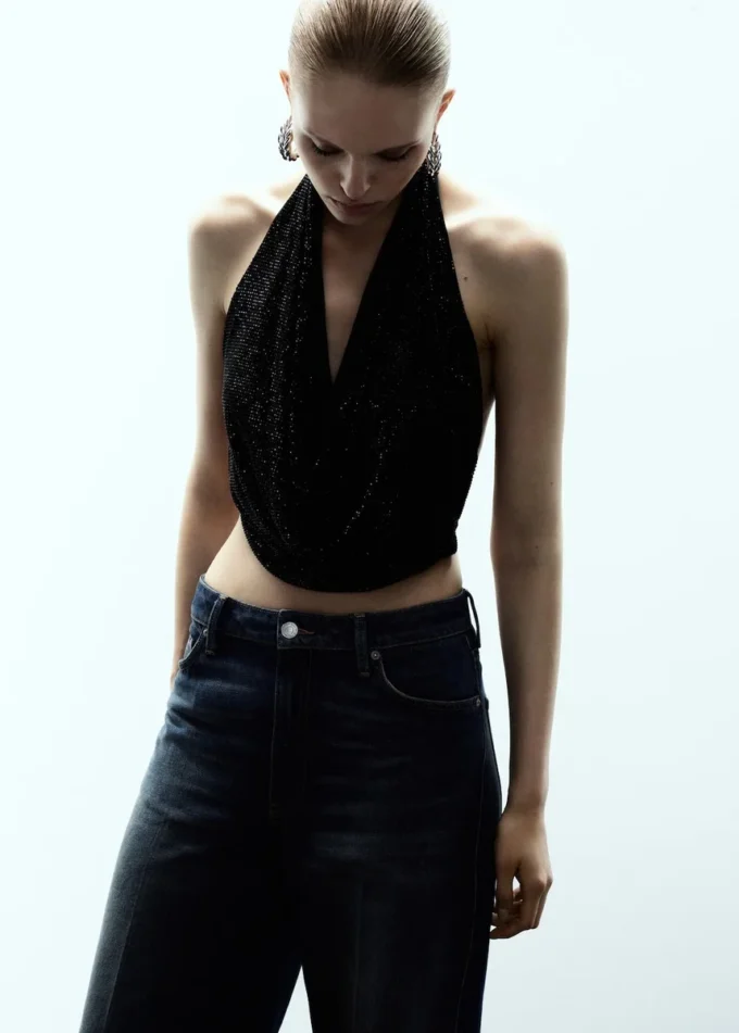 Top con scollo drappeggiato e cristalli Top con scollo drappeggiato e cristalli