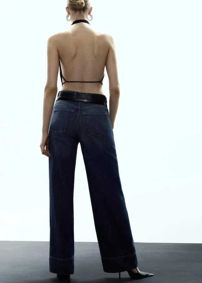 Top con scollo drappeggiato e cristalli Top con scollo drappeggiato e cristalli