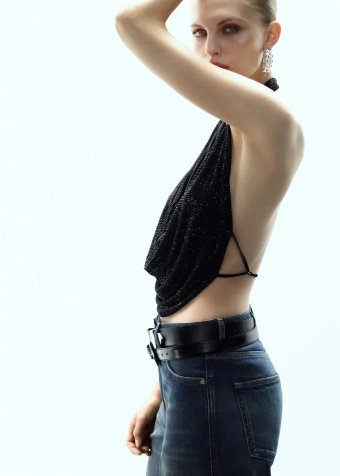 Top con scollo drappeggiato e cristalli Top con scollo drappeggiato e cristalli