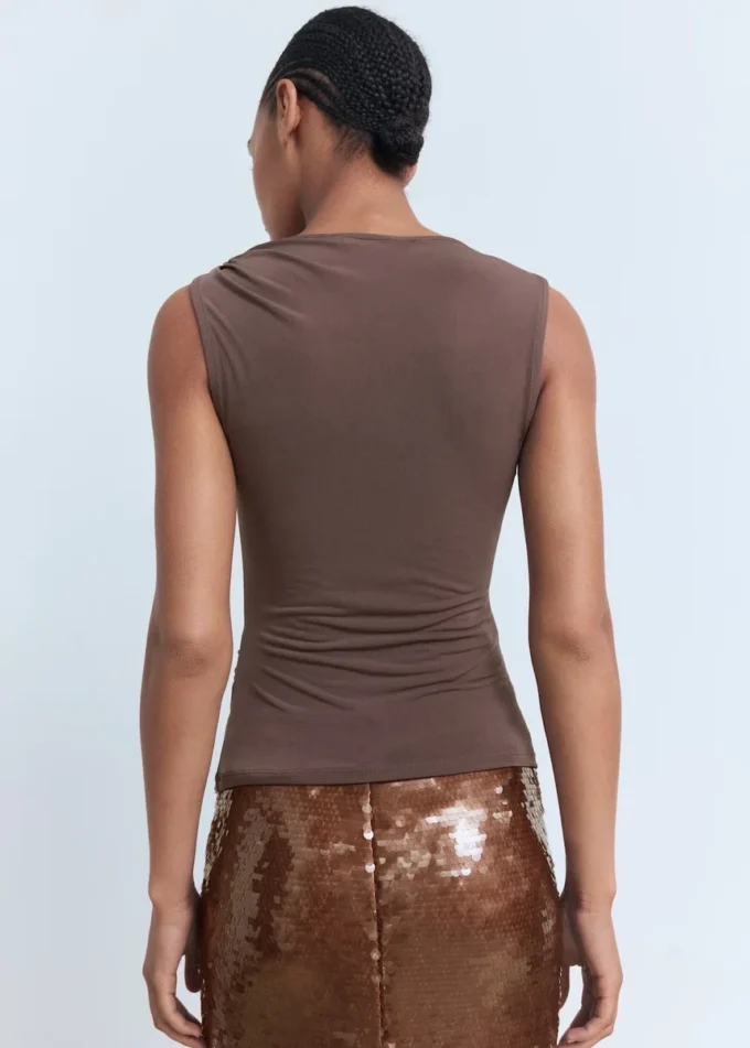 Top con volant e dettaglio gioiello Top con volant e dettaglio gioiello