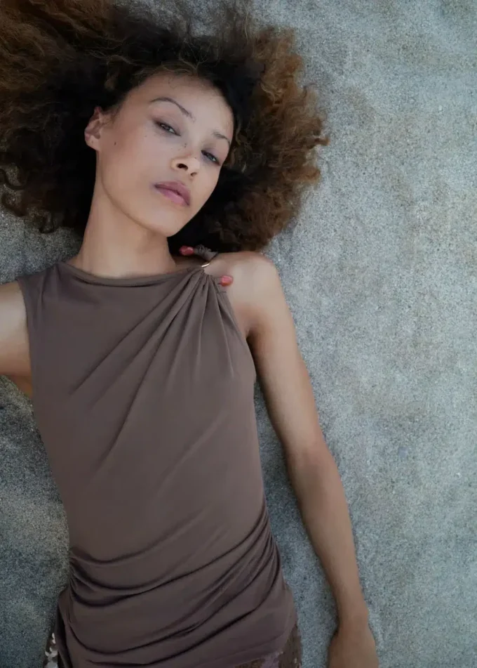 Top con volant e dettaglio gioiello Top con volant e dettaglio gioiello