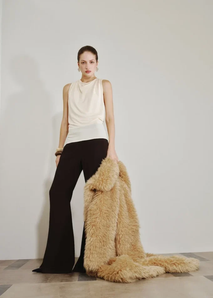 Top drappeggiato con dettagli metallici Top drappeggiato con dettagli metallici