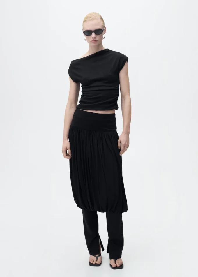 Top in cotone con scollo asimmetrico Top in cotone con scollo asimmetrico