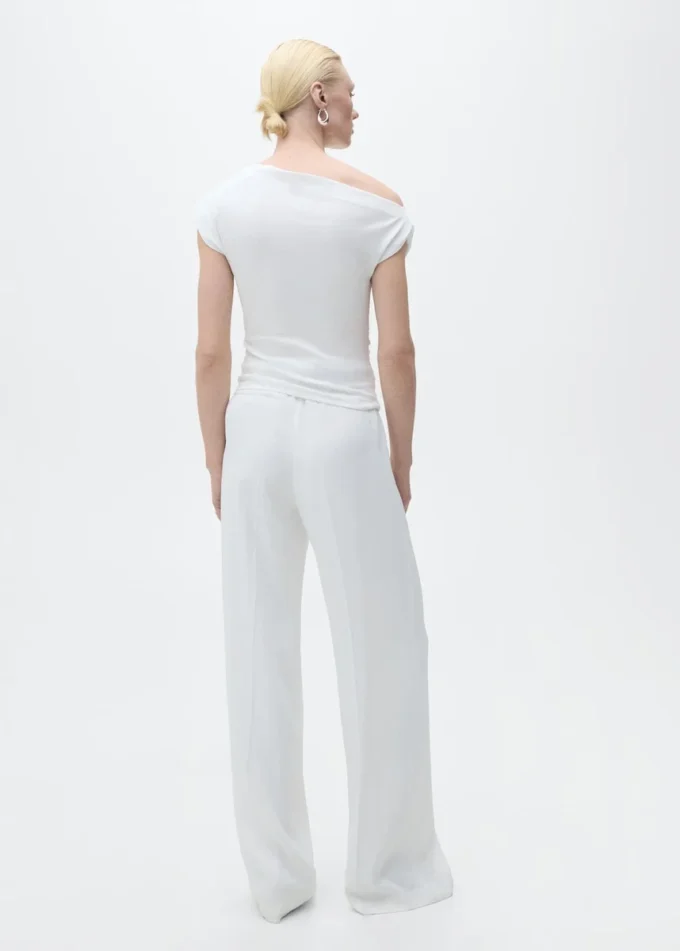 Top in cotone con scollo asimmetrico Top in cotone con scollo asimmetrico