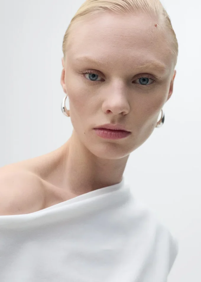 Top in cotone con scollo asimmetrico Top in cotone con scollo asimmetrico