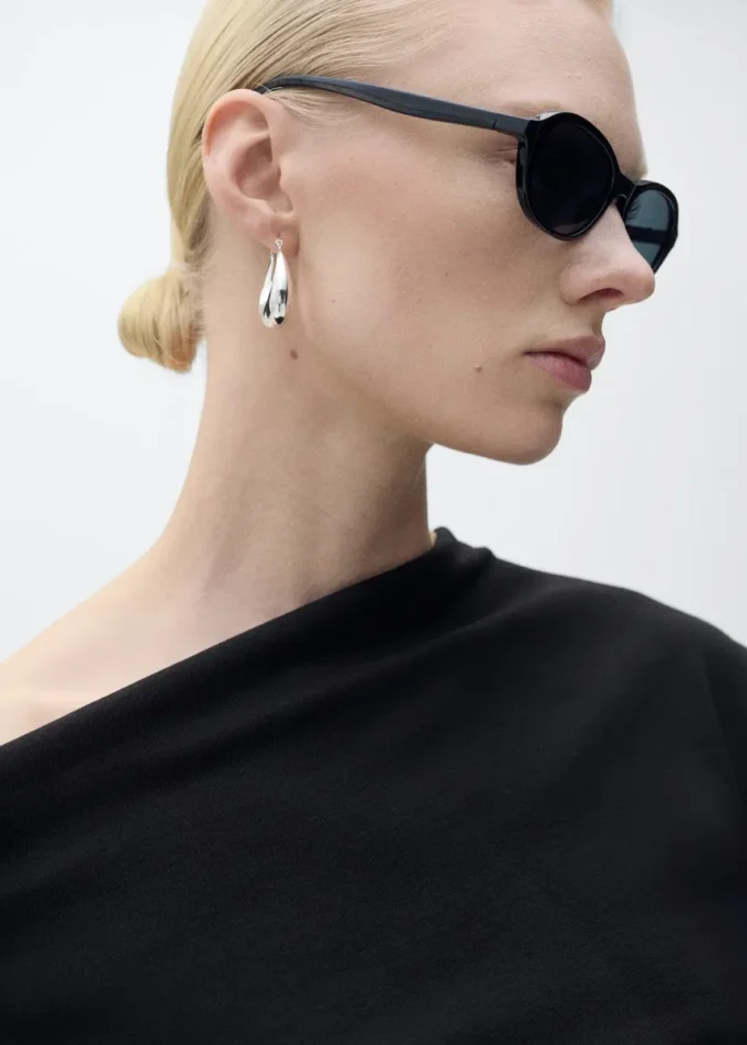 Top in cotone con scollo asimmetrico Top in cotone con scollo asimmetrico