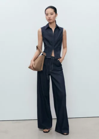 Top in denim con cuciture a contrasto