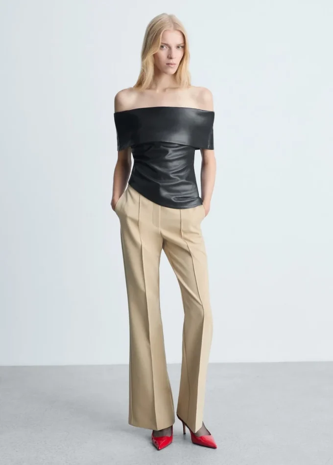 Top in ecopelle con spalle scoperte Top in ecopelle con spalle scoperte