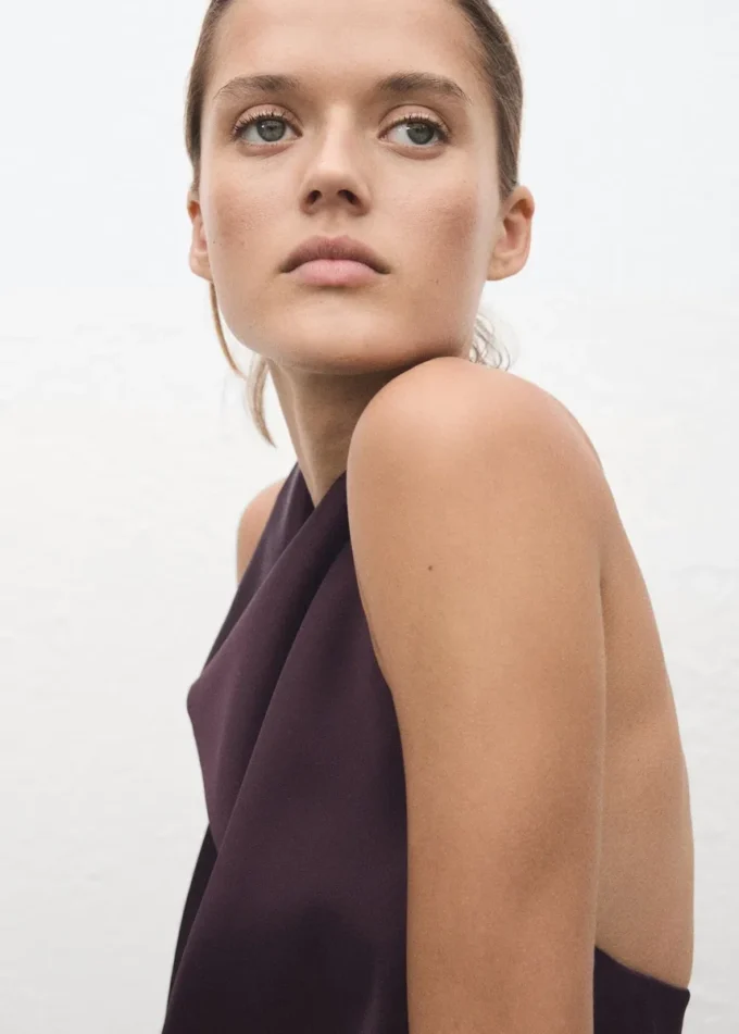 Top in raso con scollo drappeggiato Top in raso con scollo drappeggiato