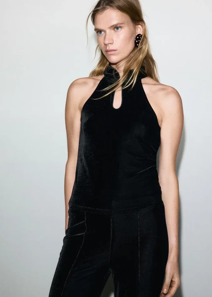 Top in velluto con scollo all’americana e chiusura a alamaro Top in velluto con scollo all’americana e chiusura a alamaro