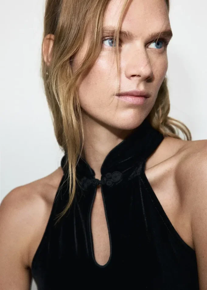 Top in velluto con scollo all’americana e chiusura a alamaro Top in velluto con scollo all’americana e chiusura a alamaro