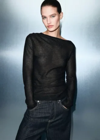 Top lucido con scollo a barchetta