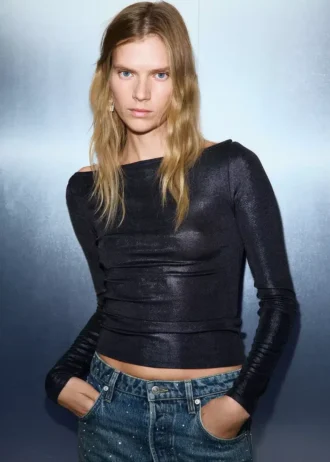 Top metallizzato con scollo a barchetta