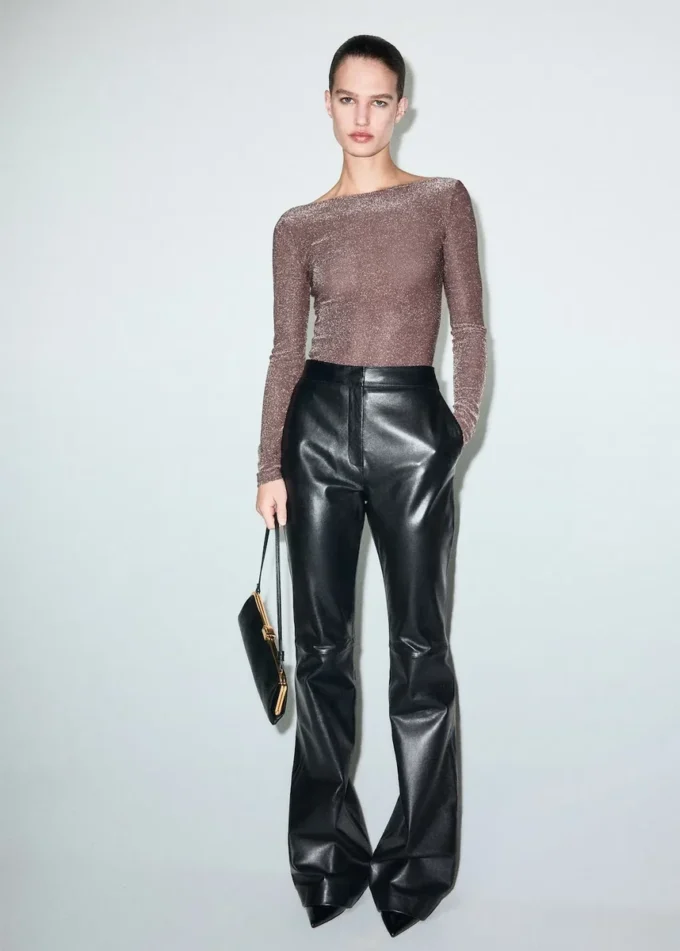 Top scintillante con scollo a barchetta Top scintillante con scollo a barchetta