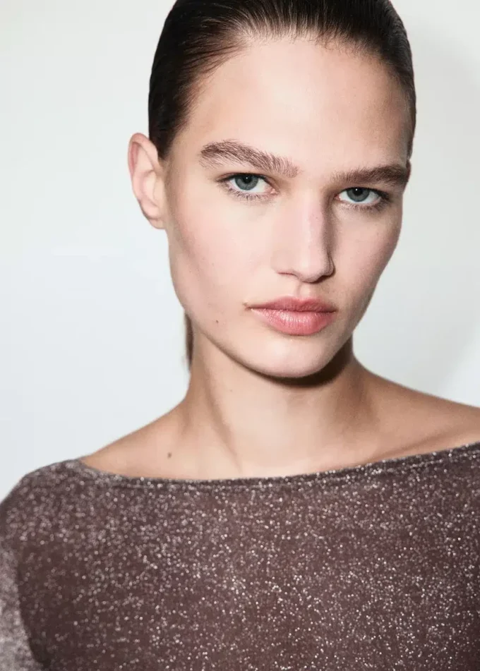 Top scintillante con scollo a barchetta Top scintillante con scollo a barchetta