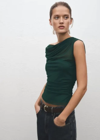 Top semitrasparente con scollo asimmetrico Top semitrasparente con scollo asimmetrico