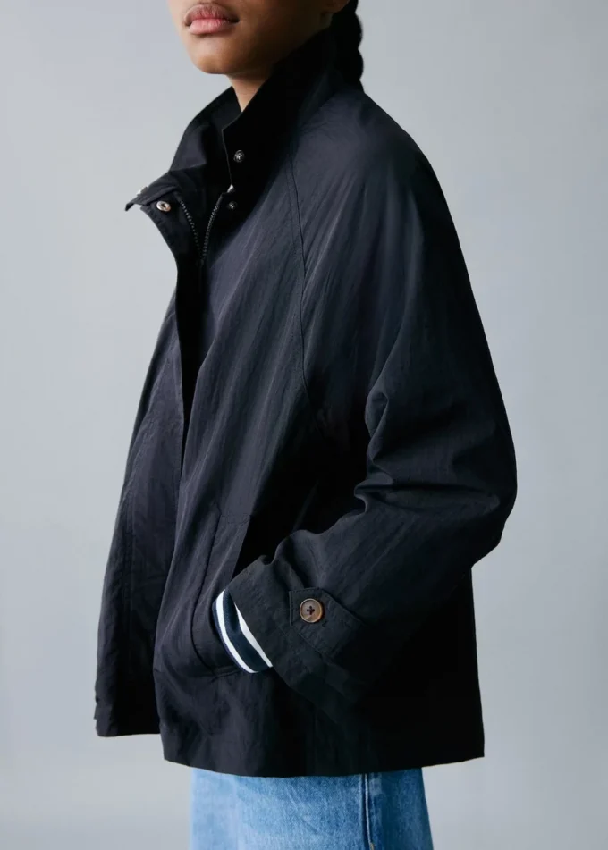 Trench con dettaglio bottoni Trench con dettaglio bottoni