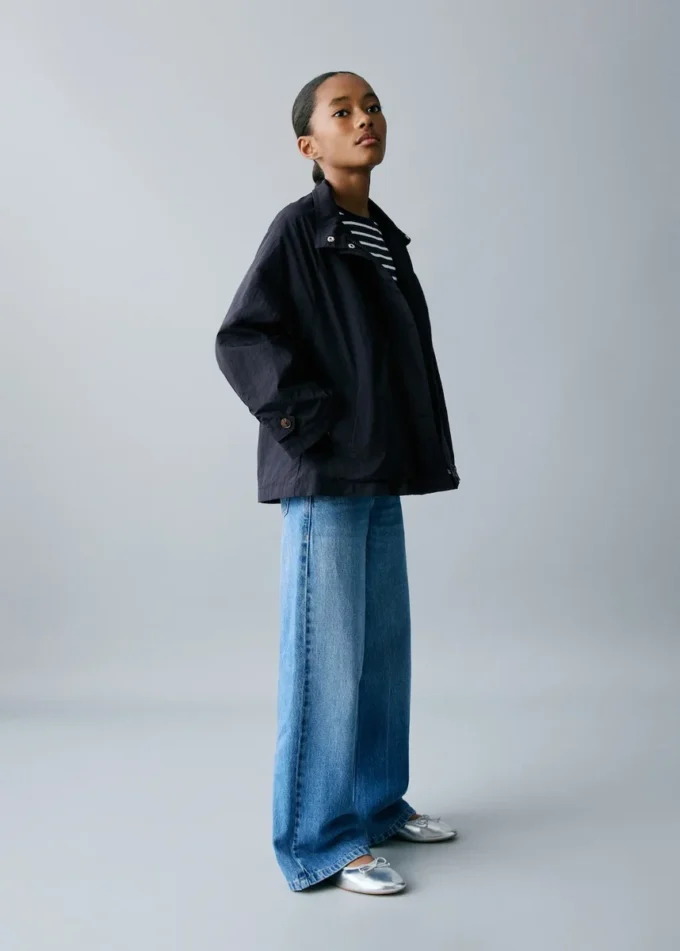 Trench con dettaglio bottoni Trench con dettaglio bottoni